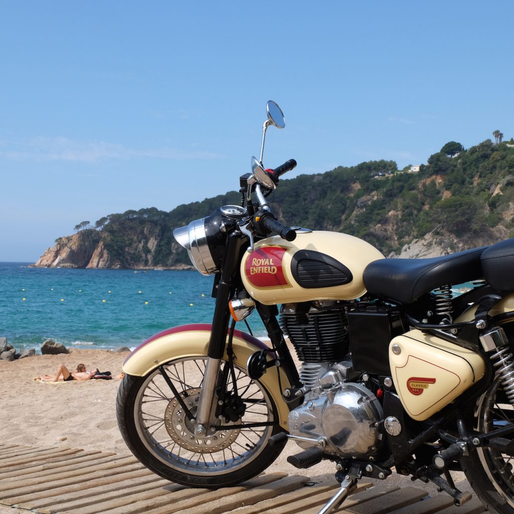 Royal Enfield Bullet Classic por la Costa Brava