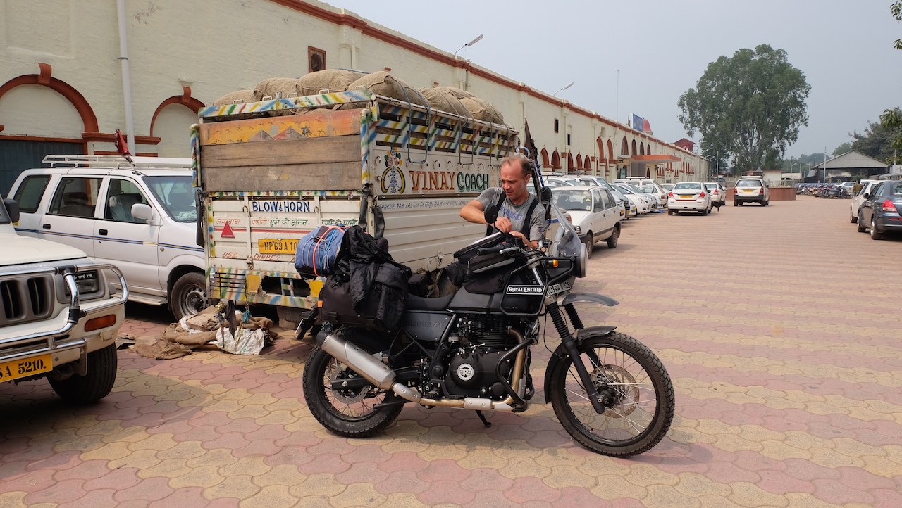 Vuelta a casa en New Delhi, Thikana, «el lugar al que pertenezco».