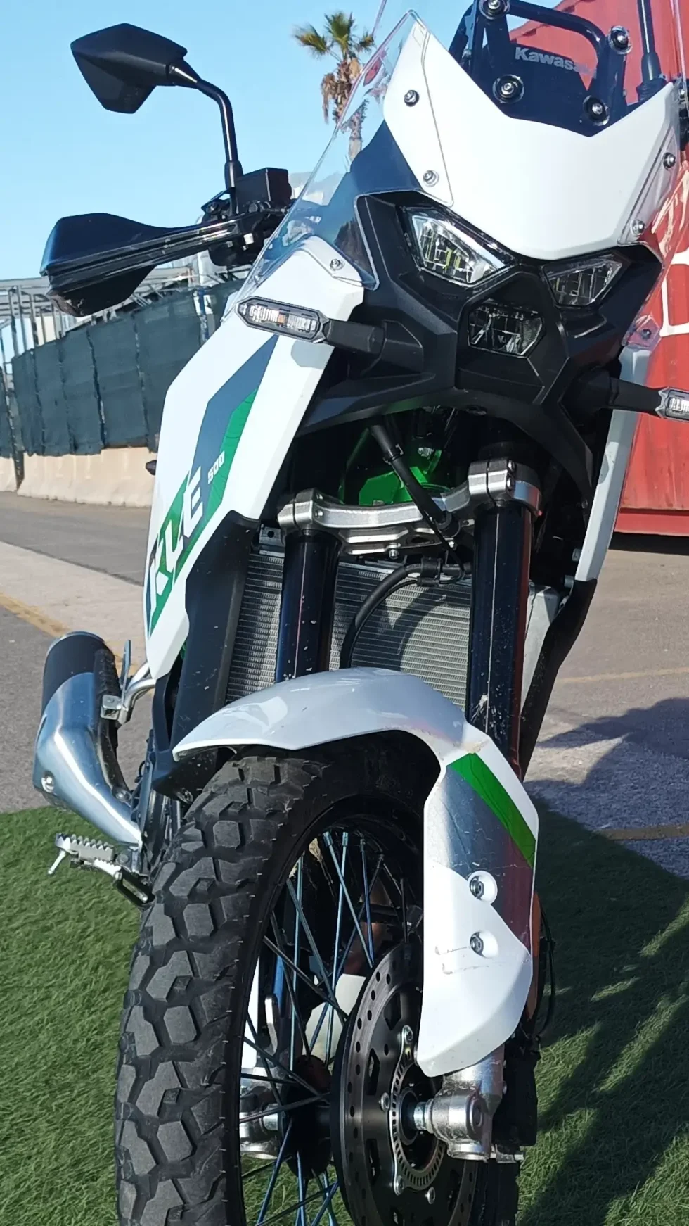 Prueba Kawasaki KLE 500: Para viajes y aventuras, no circo.